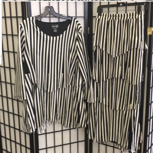 SKIRT SET - Picture 2 of 2